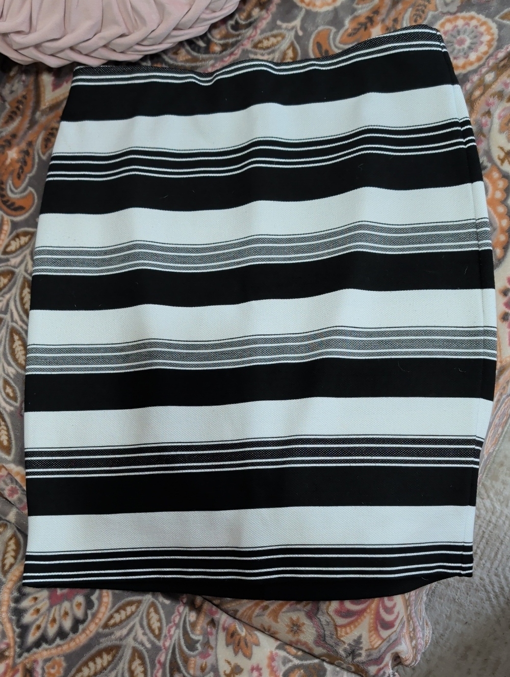 Roz & Ali Classic Black & White Striped Pencil Skirt Size Medium